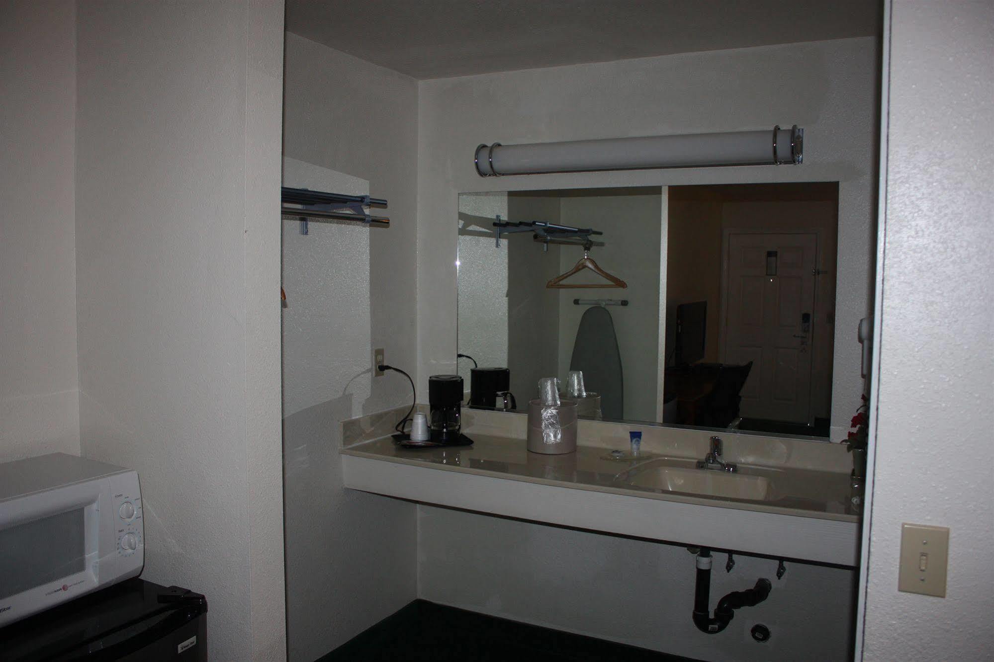 Value Inn & Suites เรดดิ้ง ภายนอก รูปภาพ